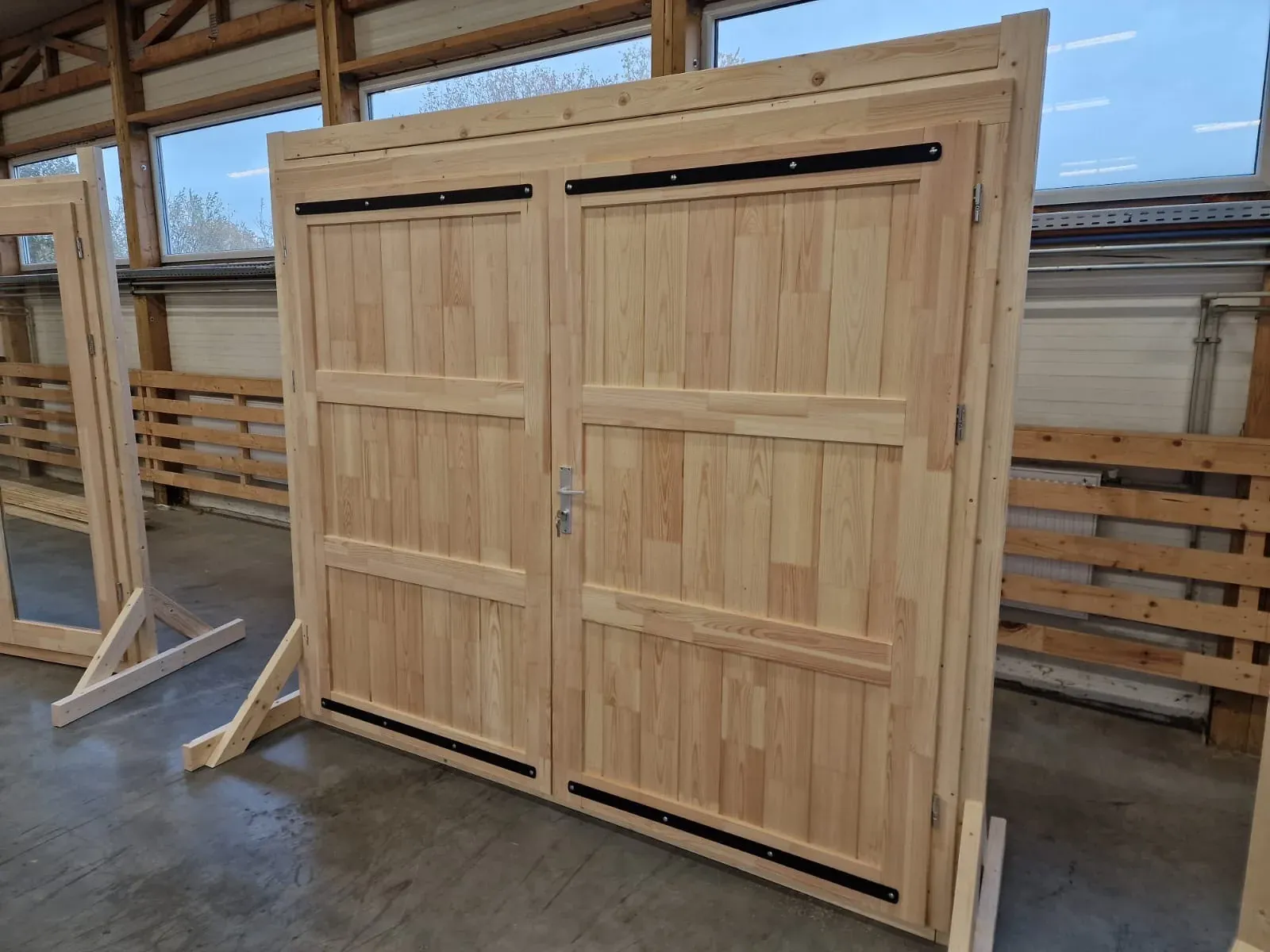 Unbranded wooden doors made in the Satus Baltic factory
